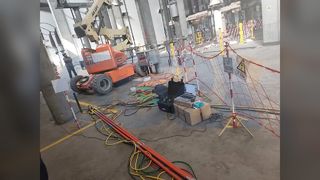 Testen op locatie van een bekrachtigd transmissielijnparametermeetsysteem